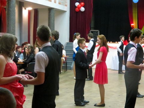 Tanečný večierok ôsmich ročníkov zo ZŠ s MŠ Čierne Vyšný koniec